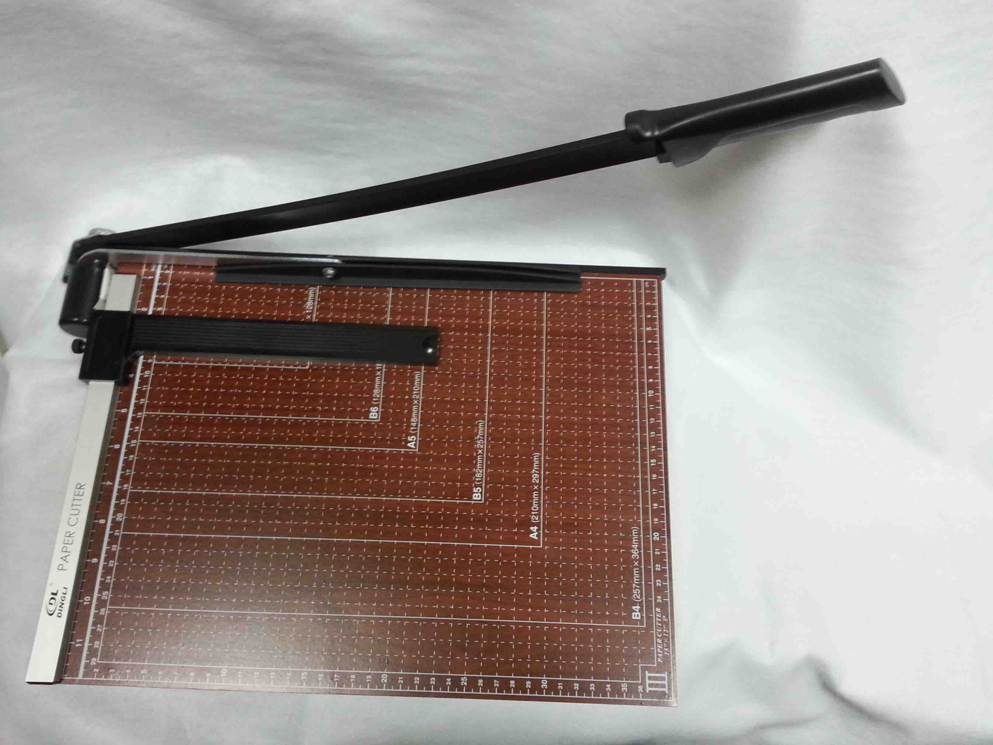 مقصات ورق(Paper cutter)